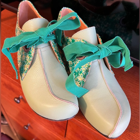 Fluevog Prepare Pledge size 7 green flowers - Picture 4 of 5